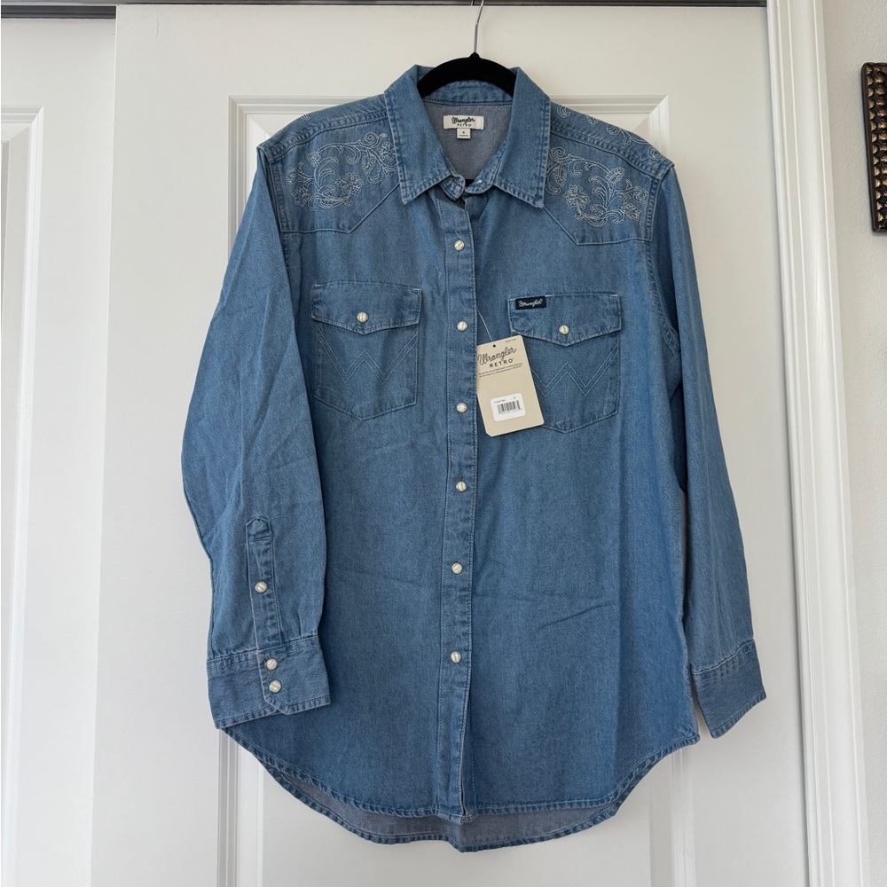 **NWT** Wrangler Embroidered Snap Front Shirt